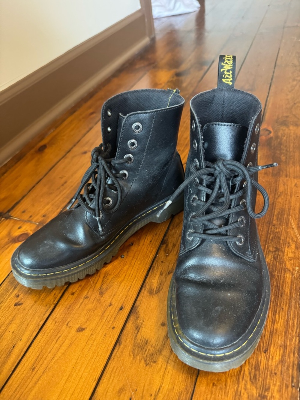 Dr. Martens 1460 WOMEN'S
Smooth Leather Lace Up Boots